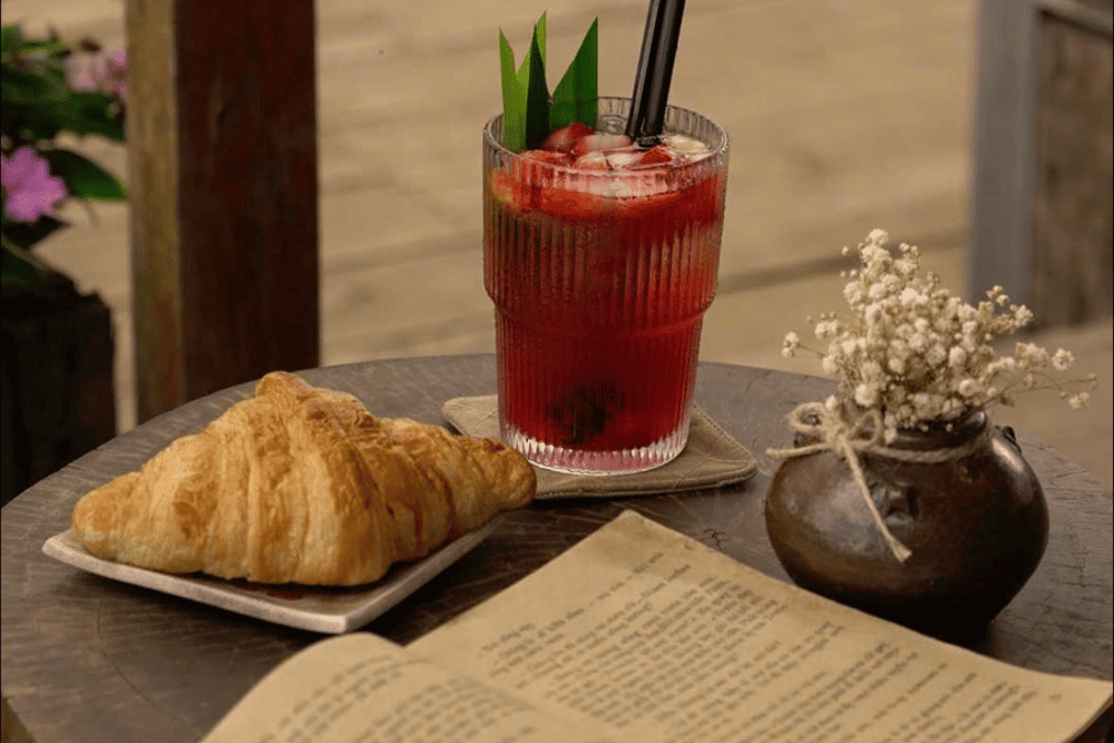 Thưởng thức những ngụm nước ngọt ngào, tầm nhìn hướng núi hùng vĩ giữa tiết trời se lạnh của Đà Lạt tại Mountain Chill (Nguồn: Fanpage Mountain Chill Tiệm Cà Phê)